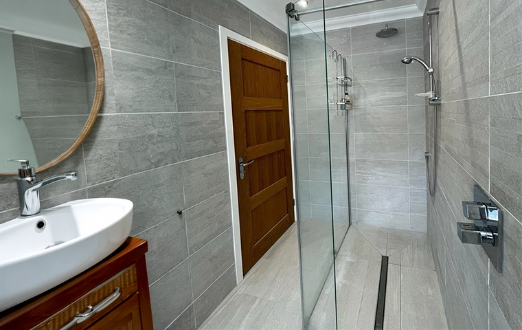 Compact Ensuite Bathroom